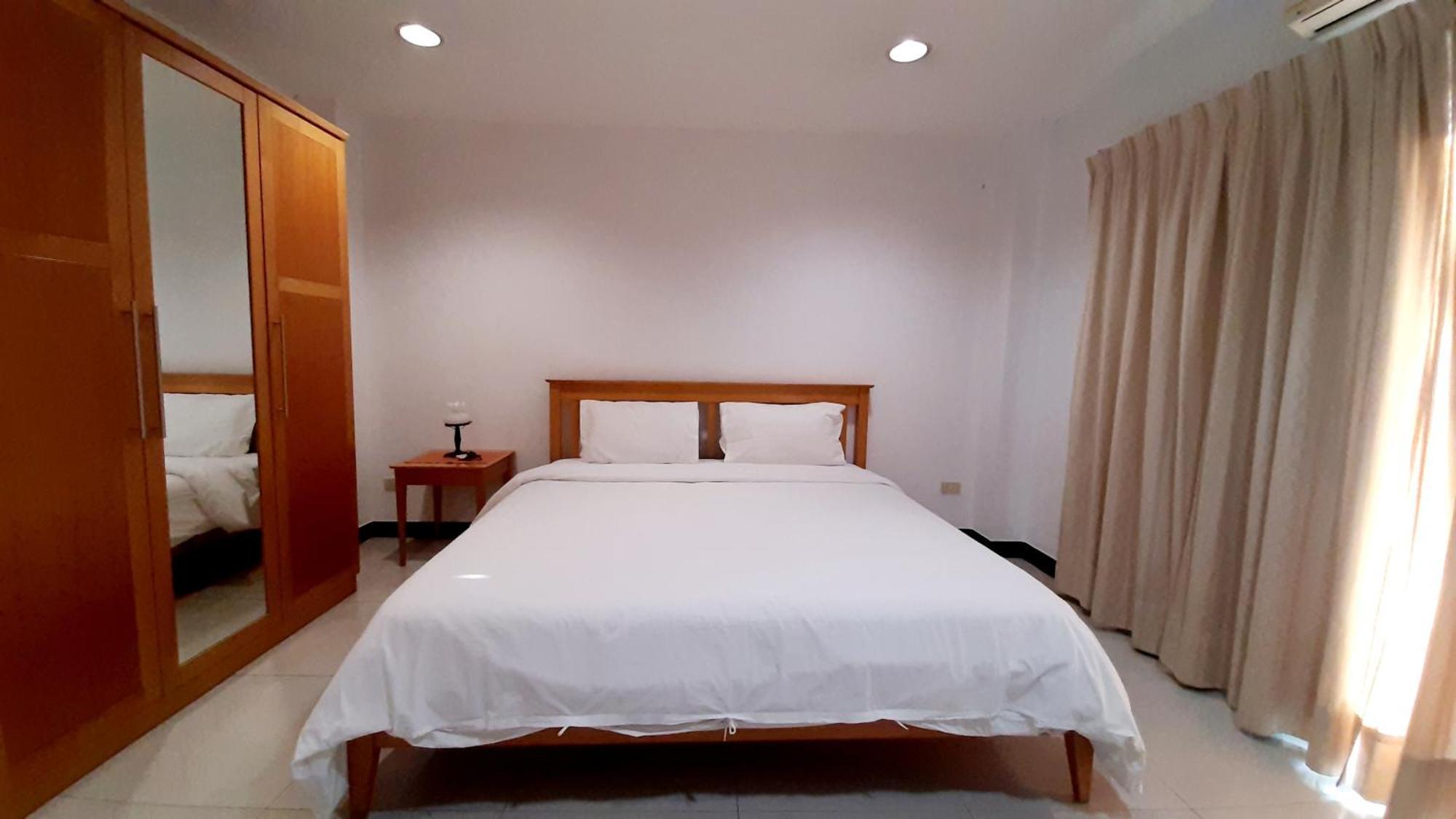 City Plaza Nana Hotel Бангкок Экстерьер фото