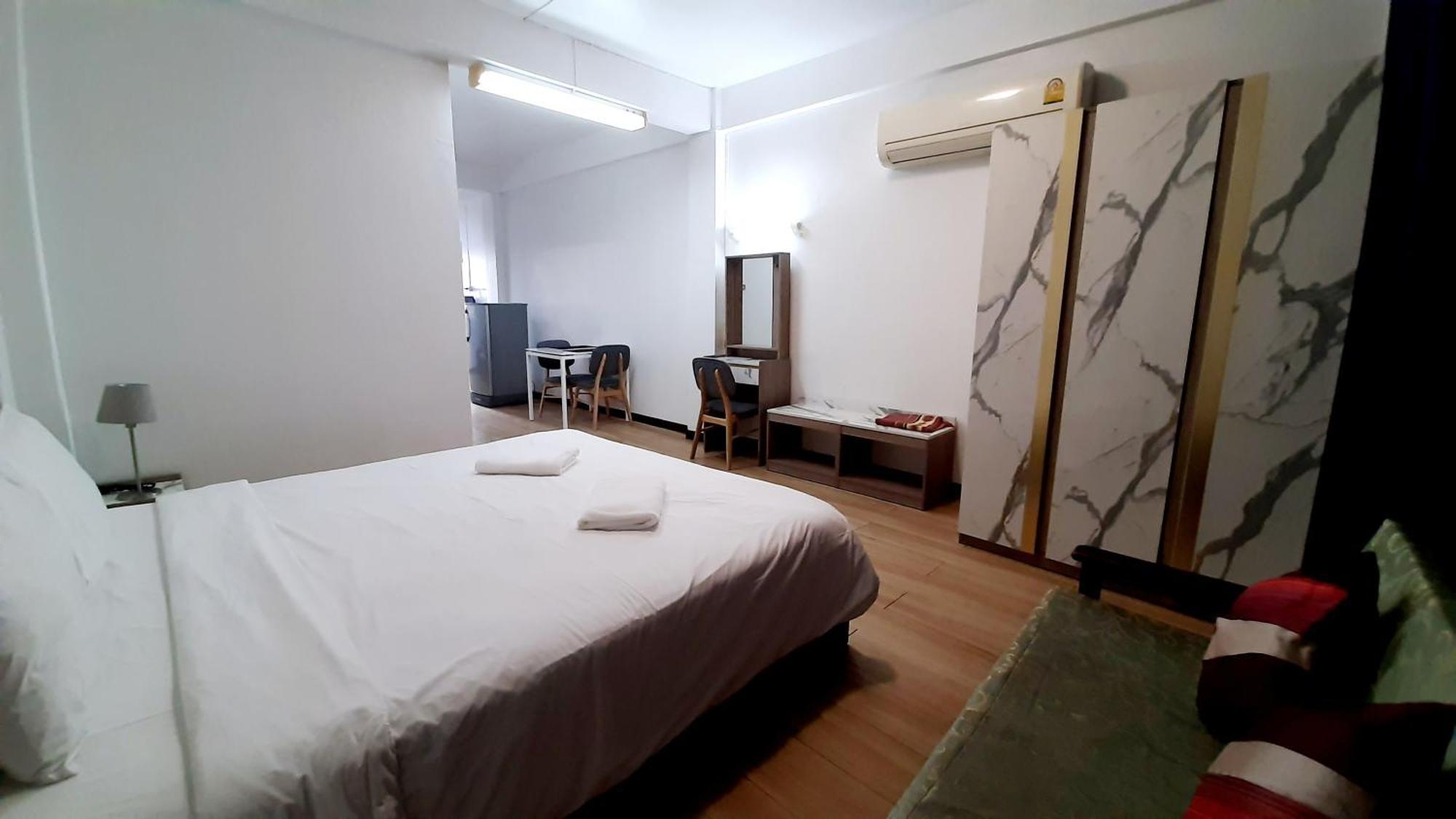 City Plaza Nana Hotel Бангкок Экстерьер фото