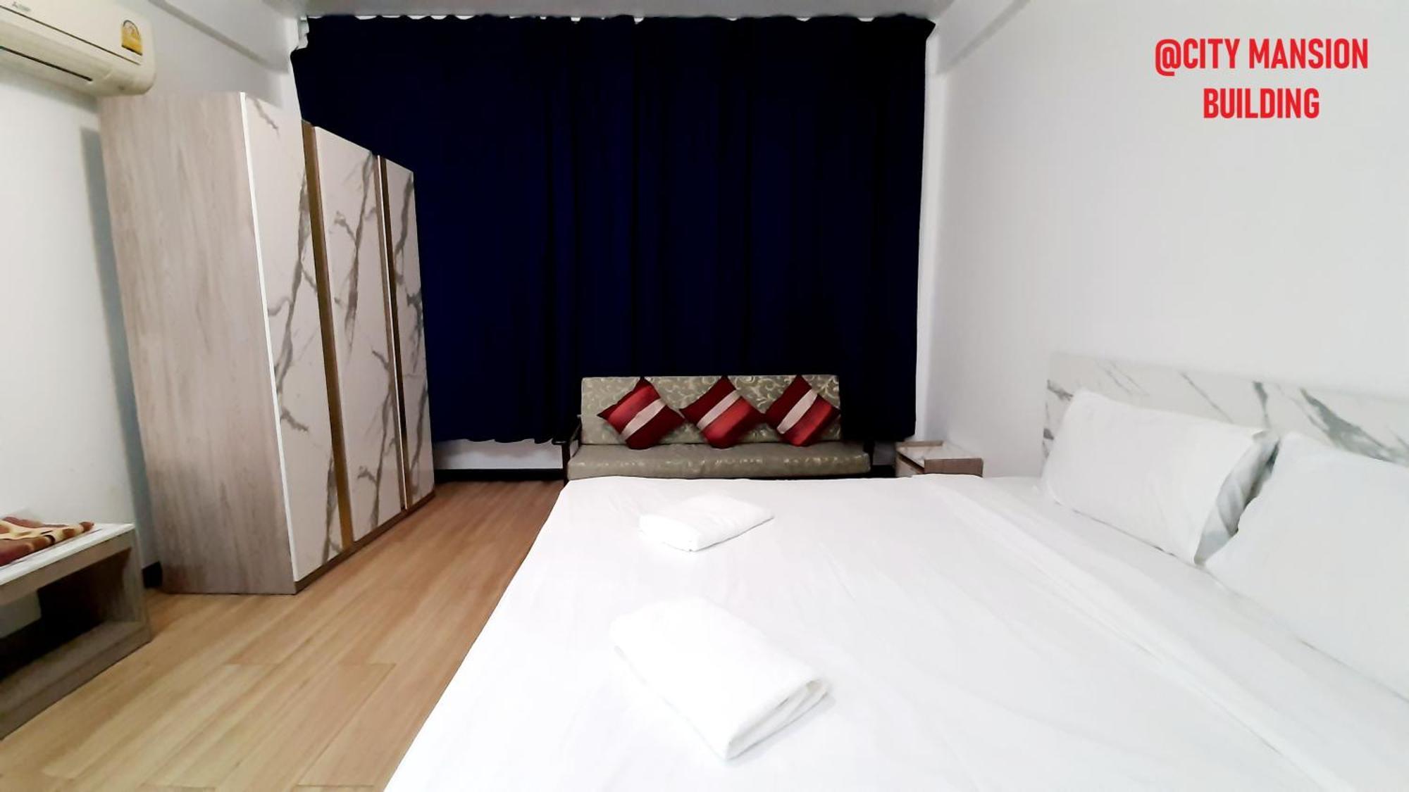 City Plaza Nana Hotel Бангкок Экстерьер фото
